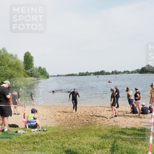 21.06.2025 - 27. Vierlanden-Triathlon MichiJ http://msf.ph/oto/8008147 15.06.2026 10:08:16 Schwimmen 295, 399 meine-sportfotos.de
