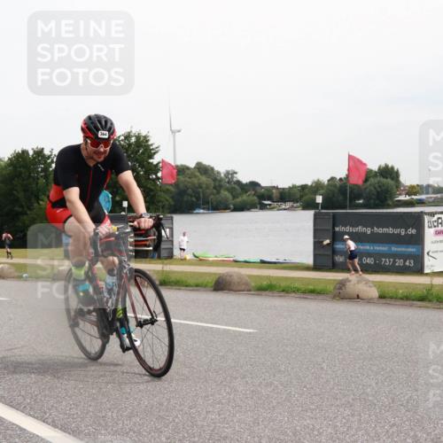 15.06.2025 - 27. Vierlanden-Triathlon H.Heesch http://msf.ph/oto/8008150 15.06.2025 10:46:54 Radfahren 325, 364 meine-sportfotos.de