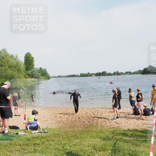 21.06.2025 - 27. Vierlanden-Triathlon MichiJ http://msf.ph/oto/8008156 15.06.2026 10:08:16 Schwimmen 295, 399 meine-sportfotos.de