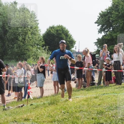 15.06.2025 - 27. Vierlanden-Triathlon KatJ http://msf.ph/oto/8008158 15.06.2025 10:06:35 Schwimmen 394, 434, 440 meine-sportfotos.de