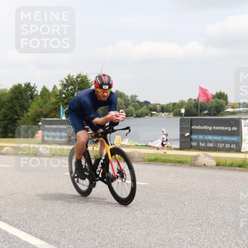 21.06.2025 - 27. Vierlanden-Triathlon H.Heesch http://msf.ph/oto/8008172 15.06.2025 12:14:47 Radfahren 697, 900 meine-sportfotos.de