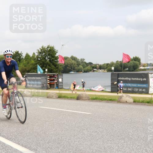 21.06.2025 - 27. Vierlanden-Triathlon H.Heesch http://msf.ph/oto/8008181 15.06.2025 12:14:48 Radfahren 697, 900 meine-sportfotos.de