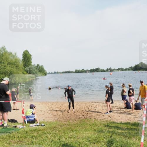 21.06.2025 - 27. Vierlanden-Triathlon MichiJ http://msf.ph/oto/8008182 15.06.2026 10:08:17 Schwimmen 295, 399 meine-sportfotos.de