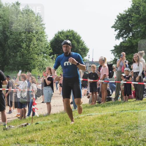 15.06.2025 - 27. Vierlanden-Triathlon KatJ http://msf.ph/oto/8008184 15.06.2025 10:06:35 Schwimmen 394, 434, 440 meine-sportfotos.de
