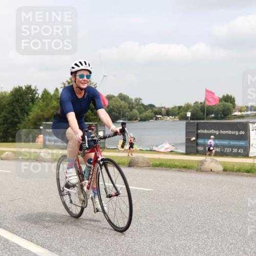 21.06.2025 - 27. Vierlanden-Triathlon H.Heesch http://msf.ph/oto/8008190 15.06.2025 12:14:48 Radfahren 697, 900 meine-sportfotos.de