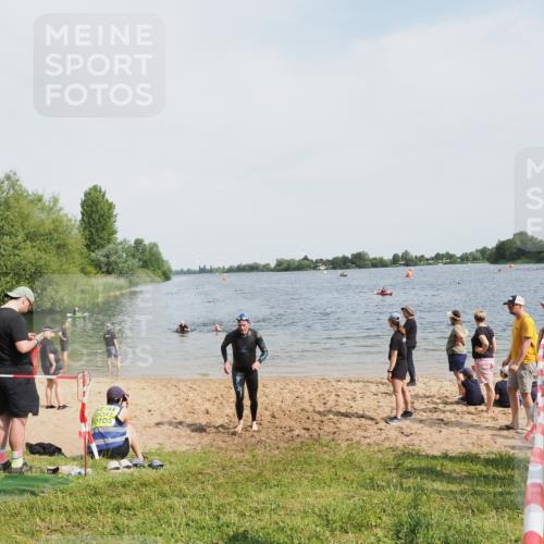 21.06.2025 - 27. Vierlanden-Triathlon MichiJ http://msf.ph/oto/8008207 15.06.2026 10:08:17 Schwimmen 295, 399 meine-sportfotos.de