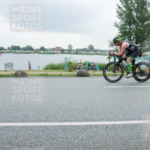 21.06.2025 - 27. Vierlanden-Triathlon H.Heesch http://msf.ph/oto/8008212 15.06.2025 13:26:56 Radfahren 1233, 1242, 1310 meine-sportfotos.de