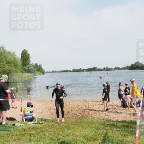 21.06.2025 - 27. Vierlanden-Triathlon MichiJ http://msf.ph/oto/8008240 15.06.2026 10:08:18 Schwimmen 295, 399 meine-sportfotos.de