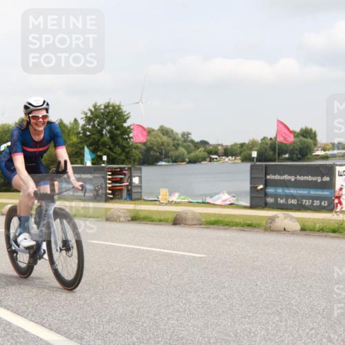 21.06.2025 - 27. Vierlanden-Triathlon H.Heesch http://msf.ph/oto/8008242 15.06.2025 12:15:13 Radfahren 894, 910 meine-sportfotos.de