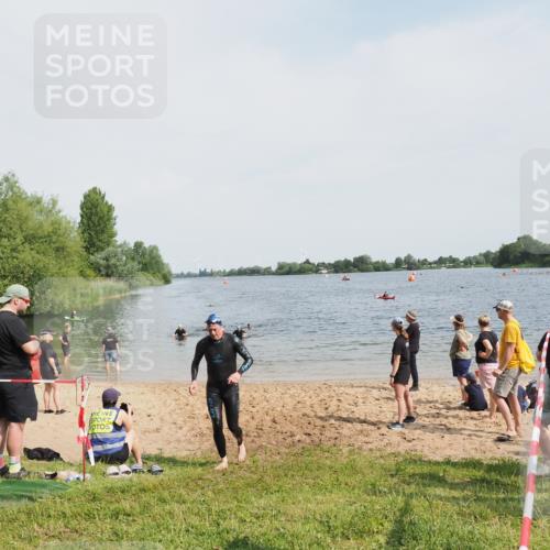 21.06.2025 - 27. Vierlanden-Triathlon MichiJ http://msf.ph/oto/8008243 15.06.2026 10:08:18 Schwimmen 295, 399 meine-sportfotos.de