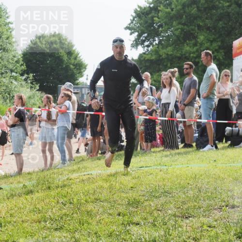 15.06.2025 - 27. Vierlanden-Triathlon KatJ http://msf.ph/oto/8008300 15.06.2025 10:06:39 Schwimmen 394, 434, 440 meine-sportfotos.de