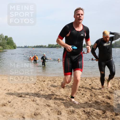15.06.2025 - 27. Vierlanden-Triathlon Lena Gebhardt http://msf.ph/oto/8008401 15.06.2025 10:05:56 Schwimmen 362, 372, 410, 435, 442, 458 meine-sportfotos.de
