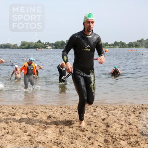 15.06.2025 - 27. Vierlanden-Triathlon Lena Gebhardt http://msf.ph/oto/8008507 15.06.2025 10:06:03 Schwimmen 362, 369, 372, 381, 410, 418, 448, 455, 458 meine-sportfotos.de