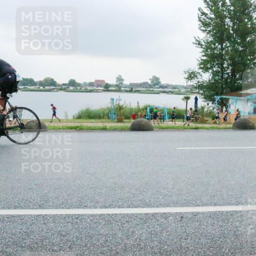 21.06.2025 - 27. Vierlanden-Triathlon H.Heesch http://msf.ph/oto/8008588 15.06.2025 13:27:42 Radfahren 1239, 1258, 1291, 1298 meine-sportfotos.de