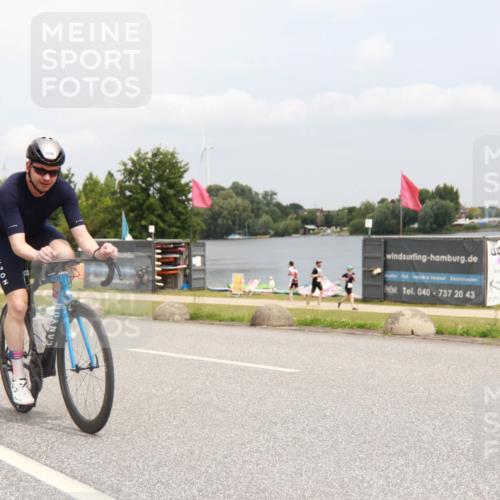 21.06.2025 - 27. Vierlanden-Triathlon H.Heesch http://msf.ph/oto/8008591 15.06.2025 12:17:20 Radfahren 696 meine-sportfotos.de