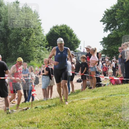 15.06.2025 - 27. Vierlanden-Triathlon KatJ http://msf.ph/oto/8008611 15.06.2025 10:07:00 Schwimmen 131, 367, 388, 396, 429, 457, 467 meine-sportfotos.de
