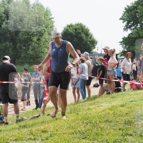 15.06.2025 - 27. Vierlanden-Triathlon KatJ http://msf.ph/oto/8008642 15.06.2025 10:07:00 Schwimmen 131, 367, 388, 396, 429, 457, 467 meine-sportfotos.de