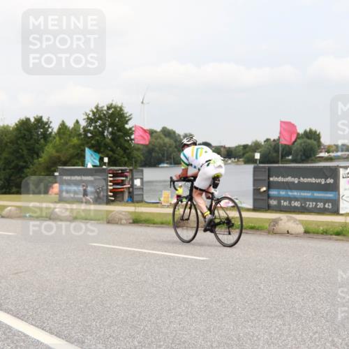 21.06.2025 - 27. Vierlanden-Triathlon H.Heesch http://msf.ph/oto/8008668 15.06.2025 12:18:56 Radfahren 708 meine-sportfotos.de