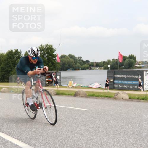 21.06.2025 - 27. Vierlanden-Triathlon H.Heesch http://msf.ph/oto/8008678 15.06.2025 12:19:06 Radfahren 636, 694, 773 meine-sportfotos.de