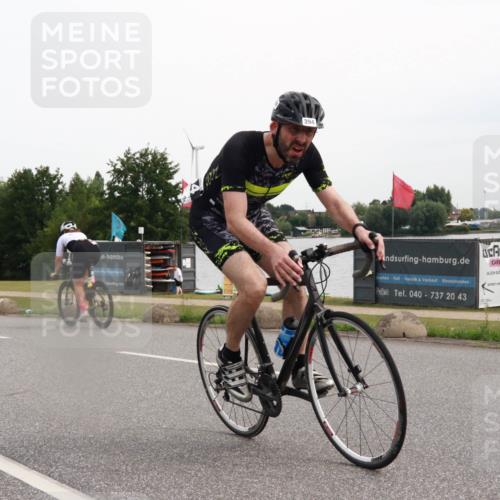 15.06.2025 - 27. Vierlanden-Triathlon H.Heesch http://msf.ph/oto/8008752 15.06.2025 10:49:57 Radfahren 232, 394, 423 meine-sportfotos.de