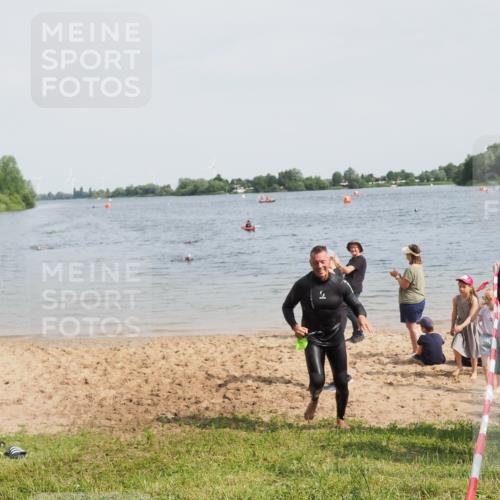 21.06.2025 - 27. Vierlanden-Triathlon MichiJ http://msf.ph/oto/8008941 15.06.2026 10:09:35 Schwimmen 421 meine-sportfotos.de