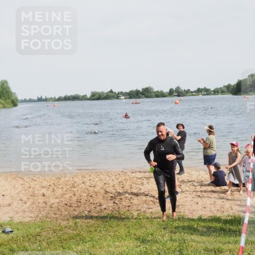 21.06.2025 - 27. Vierlanden-Triathlon MichiJ http://msf.ph/oto/8008955 15.06.2026 10:09:35 Schwimmen 421 meine-sportfotos.de