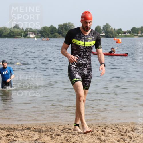 15.06.2025 - 27. Vierlanden-Triathlon Lena Gebhardt http://msf.ph/oto/8009028 15.06.2025 10:06:25 Schwimmen 394, 434, 440, 447 meine-sportfotos.de