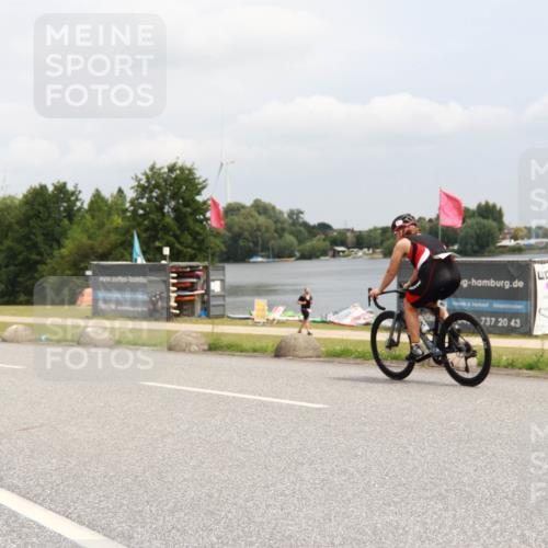 21.06.2025 - 27. Vierlanden-Triathlon H.Heesch http://msf.ph/oto/8009059 15.06.2025 12:19:49 Radfahren 678, 743 meine-sportfotos.de