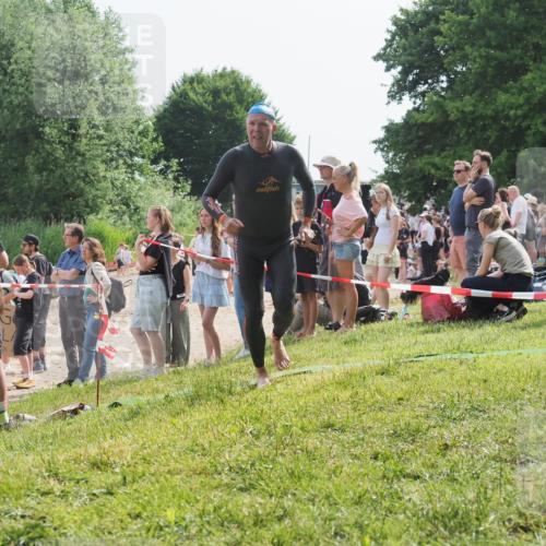 15.06.2025 - 27. Vierlanden-Triathlon KatJ http://msf.ph/oto/8009060 15.06.2025 10:07:23 Schwimmen 374, 383, 414, 431, 459 meine-sportfotos.de