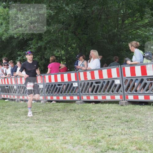 21.06.2025 - 27. Vierlanden-Triathlon KatJ http://msf.ph/oto/8009062 15.06.2025 13:02:31 Ziel 137 meine-sportfotos.de