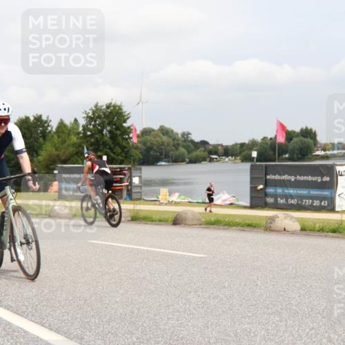 21.06.2025 - 27. Vierlanden-Triathlon H.Heesch http://msf.ph/oto/8009067 15.06.2025 12:19:49 Radfahren 678, 743 meine-sportfotos.de
