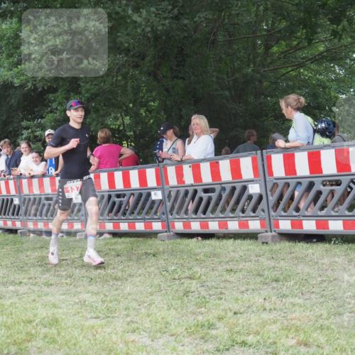 21.06.2025 - 27. Vierlanden-Triathlon KatJ http://msf.ph/oto/8009070 15.06.2025 13:02:31 Ziel 137 meine-sportfotos.de