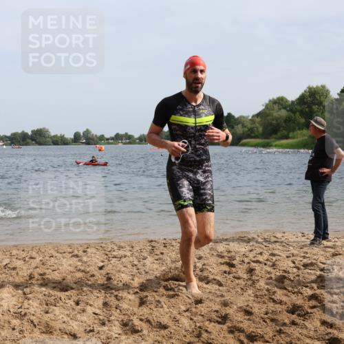 15.06.2025 - 27. Vierlanden-Triathlon Lena Gebhardt http://msf.ph/oto/8009082 15.06.2025 10:06:27 Schwimmen 394, 434, 440, 447 meine-sportfotos.de