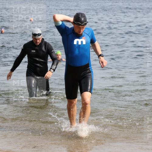 15.06.2025 - 27. Vierlanden-Triathlon Lena Gebhardt http://msf.ph/oto/8009094 15.06.2025 10:06:29 Schwimmen 394, 434, 440, 447 meine-sportfotos.de