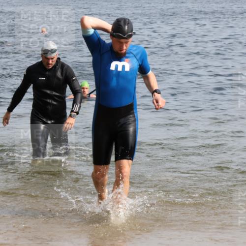 15.06.2025 - 27. Vierlanden-Triathlon Lena Gebhardt http://msf.ph/oto/8009110 15.06.2025 10:06:29 Schwimmen 394, 434, 440, 447 meine-sportfotos.de