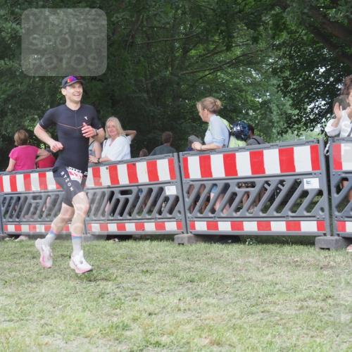 21.06.2025 - 27. Vierlanden-Triathlon KatJ http://msf.ph/oto/8009114 15.06.2025 13:02:31 Ziel 137 meine-sportfotos.de