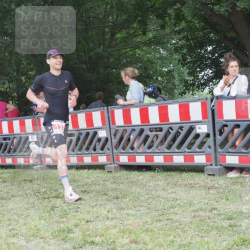 21.06.2025 - 27. Vierlanden-Triathlon KatJ http://msf.ph/oto/8009122 15.06.2025 13:02:31 Ziel 137 meine-sportfotos.de