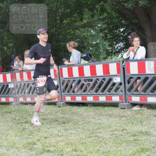 21.06.2025 - 27. Vierlanden-Triathlon KatJ http://msf.ph/oto/8009132 15.06.2025 13:02:32 Ziel 137 meine-sportfotos.de