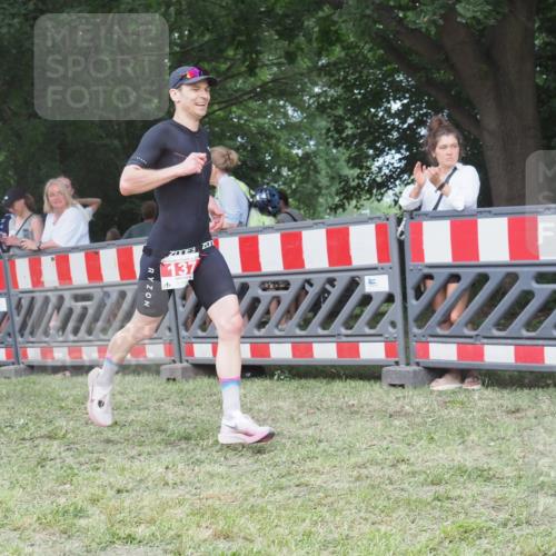 21.06.2025 - 27. Vierlanden-Triathlon KatJ http://msf.ph/oto/8009143 15.06.2025 13:02:32 Ziel 137 meine-sportfotos.de