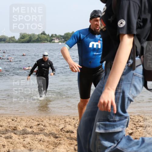15.06.2025 - 27. Vierlanden-Triathlon Lena Gebhardt http://msf.ph/oto/8009145 15.06.2025 10:06:31 Schwimmen 394, 434, 440 meine-sportfotos.de