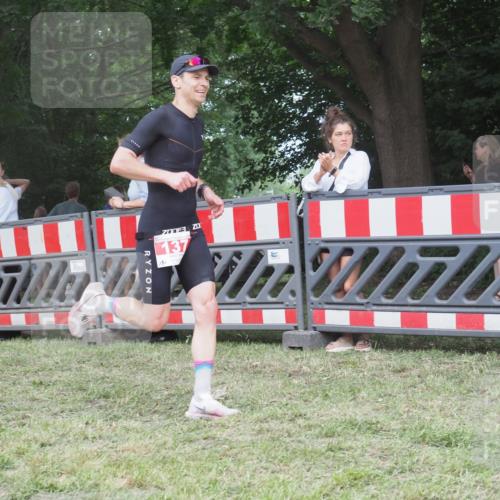 21.06.2025 - 27. Vierlanden-Triathlon KatJ http://msf.ph/oto/8009150 15.06.2025 13:02:32 Ziel 137 meine-sportfotos.de