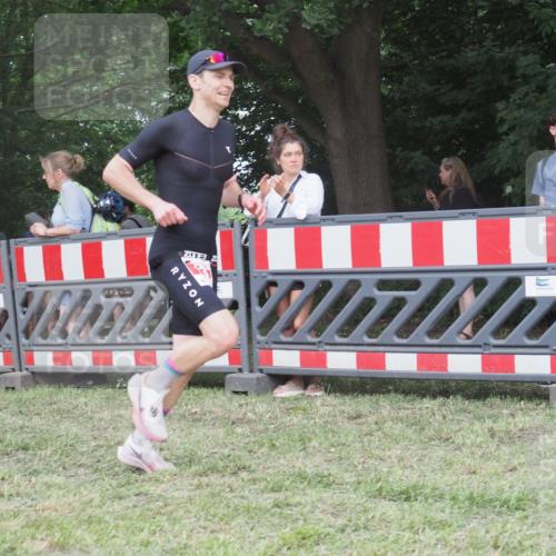 21.06.2025 - 27. Vierlanden-Triathlon KatJ http://msf.ph/oto/8009155 15.06.2025 13:02:32 Ziel 137 meine-sportfotos.de