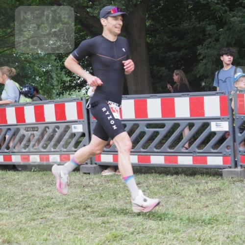 21.06.2025 - 27. Vierlanden-Triathlon KatJ http://msf.ph/oto/8009159 15.06.2025 13:02:32 Ziel 137 meine-sportfotos.de