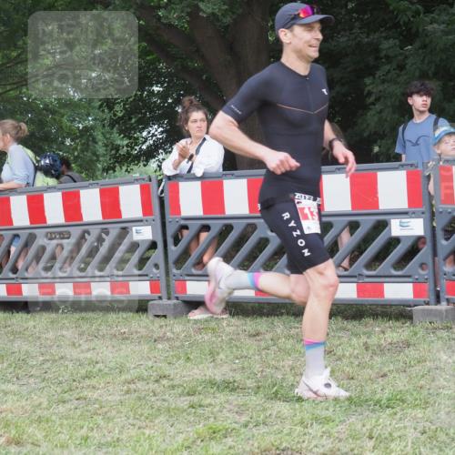 21.06.2025 - 27. Vierlanden-Triathlon KatJ http://msf.ph/oto/8009165 15.06.2025 13:02:32 Ziel 137 meine-sportfotos.de