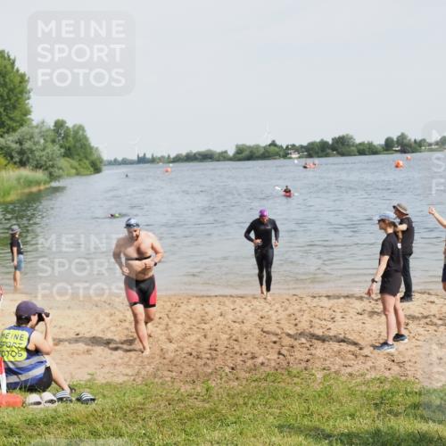 21.06.2025 - 27. Vierlanden-Triathlon MichiJ http://msf.ph/oto/8009221 15.06.2026 10:10:21 Schwimmen 417, 444 meine-sportfotos.de