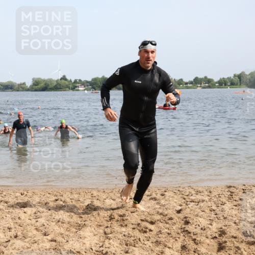 15.06.2025 - 27. Vierlanden-Triathlon Lena Gebhardt http://msf.ph/oto/8009227 15.06.2025 10:06:35 Schwimmen 386, 394, 423, 434, 440 meine-sportfotos.de