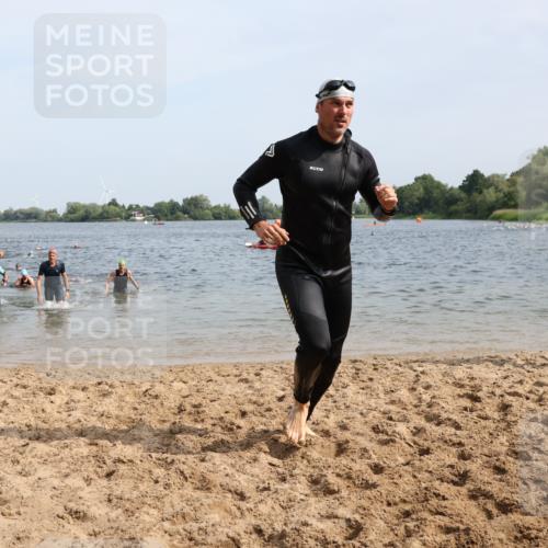 15.06.2025 - 27. Vierlanden-Triathlon Lena Gebhardt http://msf.ph/oto/8009240 15.06.2025 10:06:36 Schwimmen 386, 394, 423, 434, 440, 441 meine-sportfotos.de