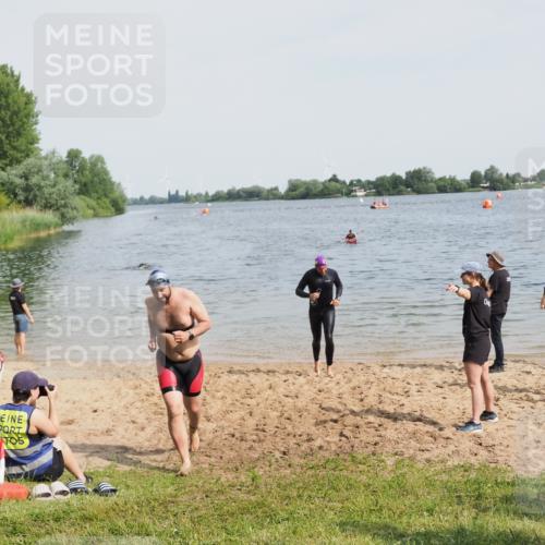21.06.2025 - 27. Vierlanden-Triathlon MichiJ http://msf.ph/oto/8009276 15.06.2026 10:10:22 Schwimmen 417, 444 meine-sportfotos.de