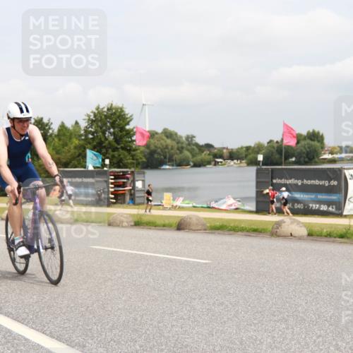 21.06.2025 - 27. Vierlanden-Triathlon H.Heesch http://msf.ph/oto/8009290 15.06.2025 12:22:43 Radfahren 657, 701 meine-sportfotos.de
