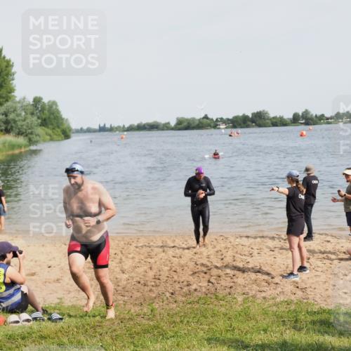 21.06.2025 - 27. Vierlanden-Triathlon MichiJ http://msf.ph/oto/8009302 15.06.2026 10:10:22 Schwimmen 417, 444 meine-sportfotos.de